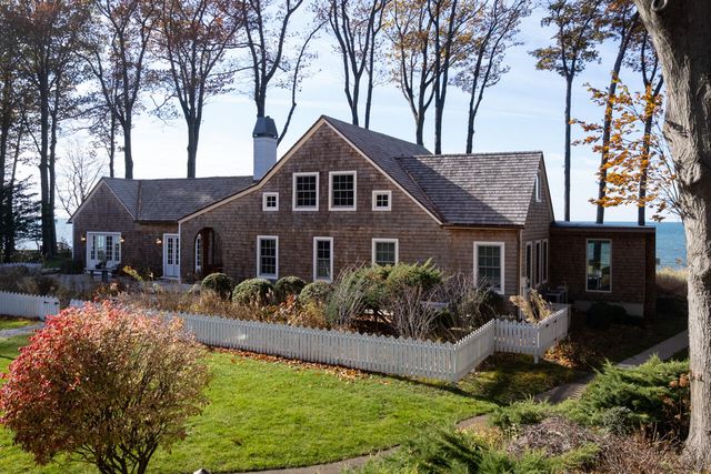 2526 Lakeshore Drive, Saugatuck Twp, MI 49408