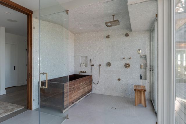 2526 Lakeshore Drive, Saugatuck Twp, MI 49408