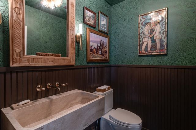 2526 Lakeshore Drive, Saugatuck Twp, MI 49408