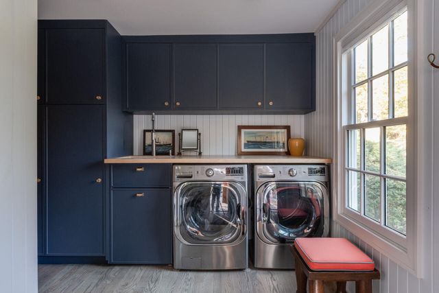 2526 Lakeshore Drive, Saugatuck Twp, MI 49408