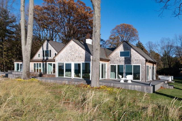 2526 Lakeshore Drive, Saugatuck Twp, MI 49408