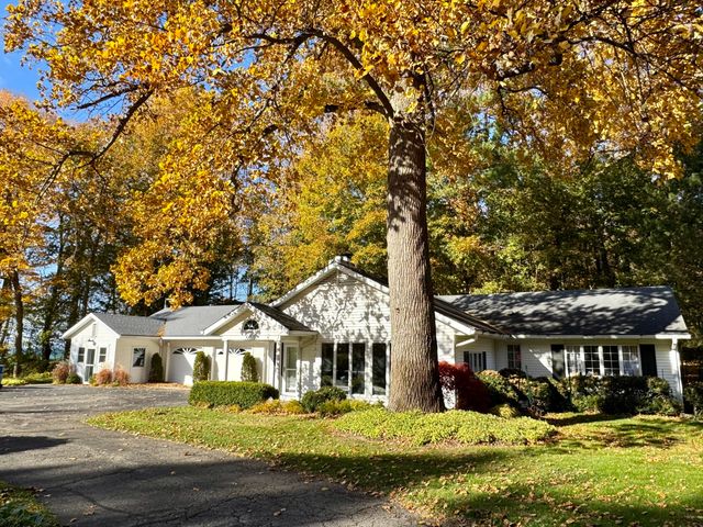2526 Lakeshore Drive, Saugatuck Twp, MI 49408