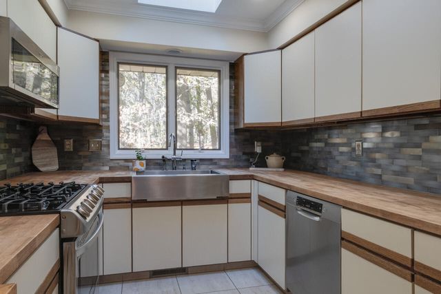 2526 Lakeshore Drive, Saugatuck Twp, MI 49408