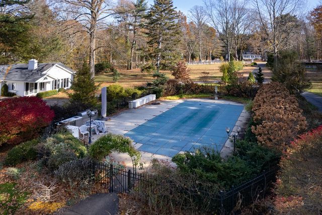 2526 Lakeshore Drive, Saugatuck Twp, MI 49408