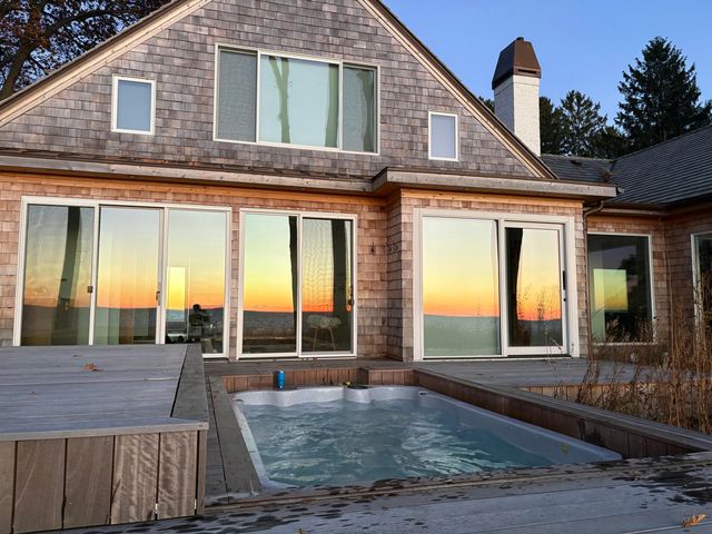 2526 Lakeshore Drive, Saugatuck Twp, MI 49408