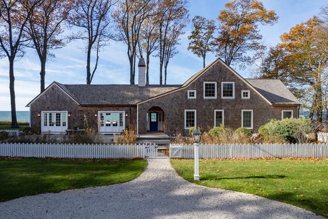 2526 Lakeshore Drive, Saugatuck Twp, MI 49408