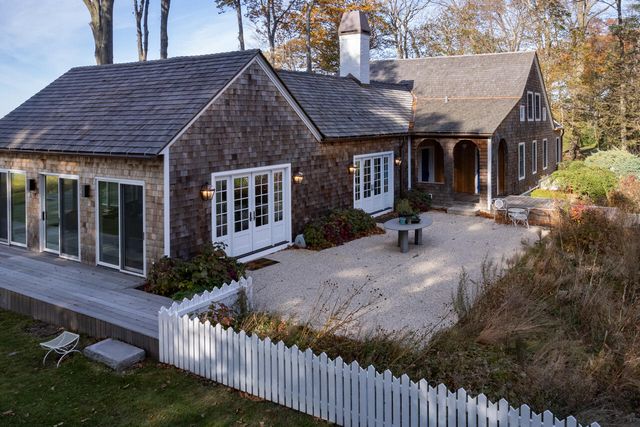 2526 Lakeshore Drive, Saugatuck Twp, MI 49408