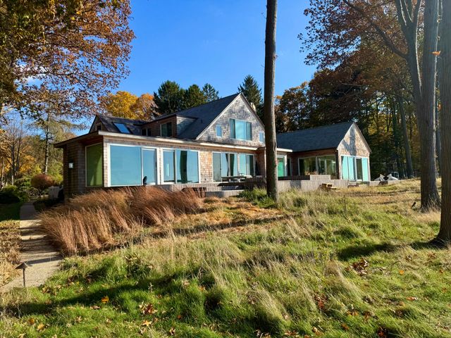 2526 Lakeshore Drive, Saugatuck Twp, MI 49408
