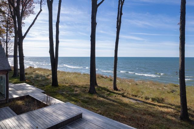 2526 Lakeshore Drive, Saugatuck Twp, MI 49408