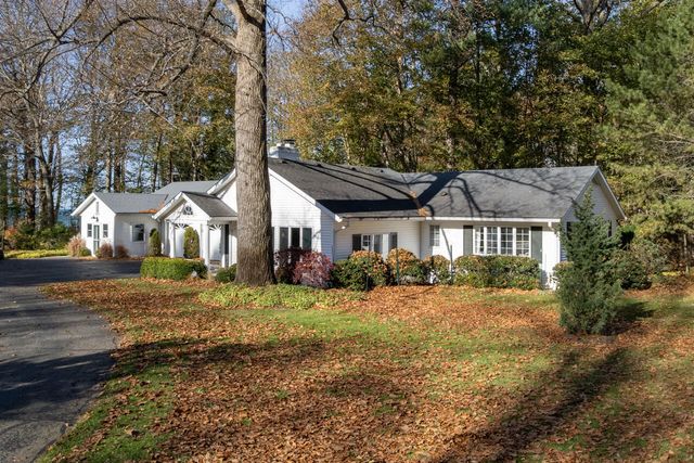 2526 Lakeshore Drive, Saugatuck Twp, MI 49408