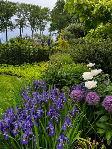 2526 Lakeshore Drive, Saugatuck Twp, MI 49408