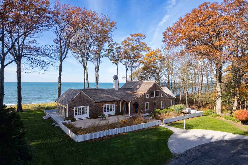 2526 Lakeshore Drive, Saugatuck Twp, MI 49408
