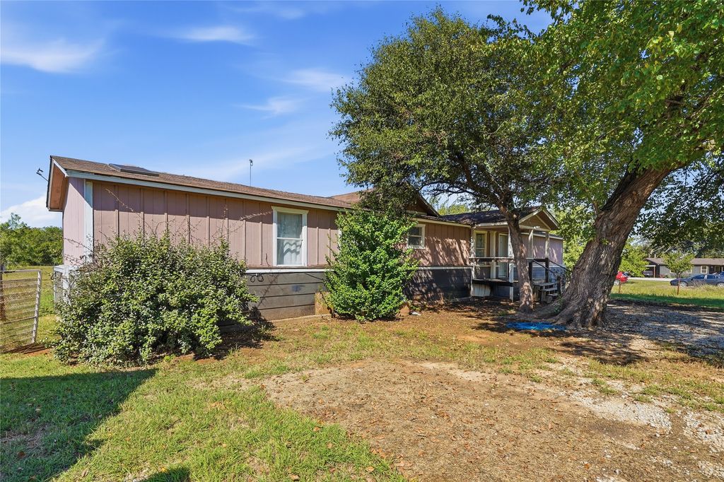 103 Woodland Court, Springtown, TX 76082 — photo 2