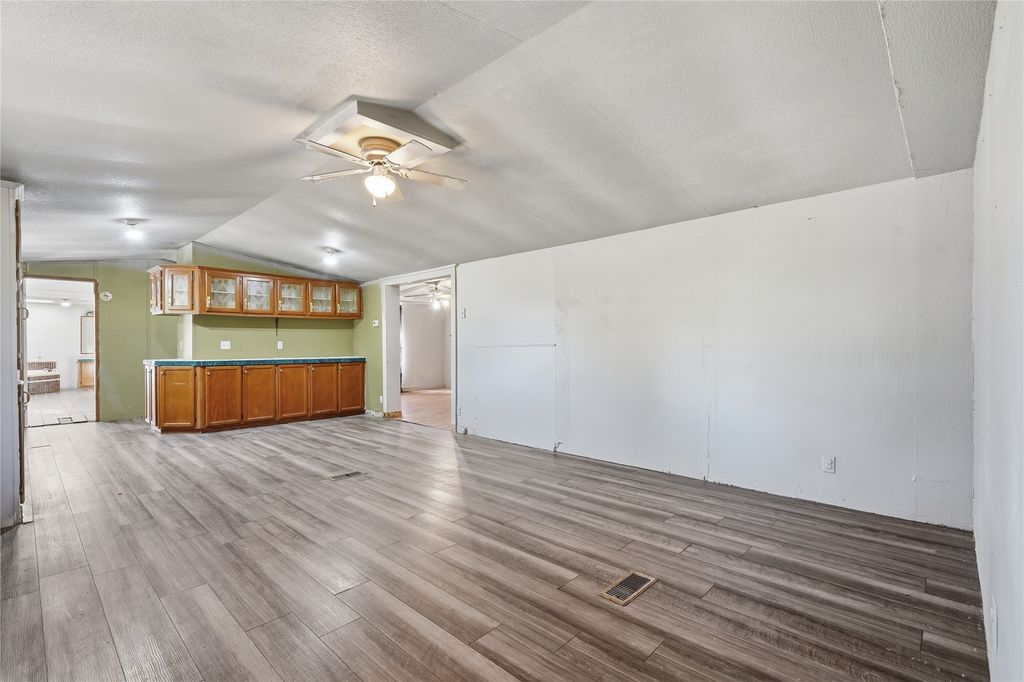 103 Woodland Court, Springtown, TX 76082 — photo 4