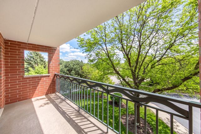710 Creekside Drive 302, Mount Prospect, IL 60056