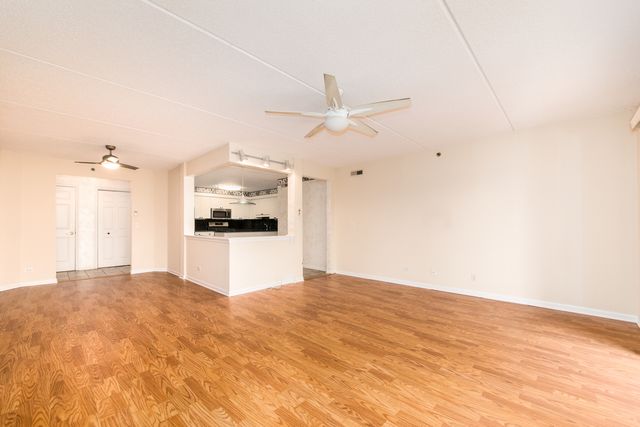 710 Creekside Drive 302, Mount Prospect, IL 60056