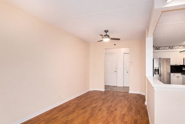 710 Creekside Drive 302, Mount Prospect, IL 60056