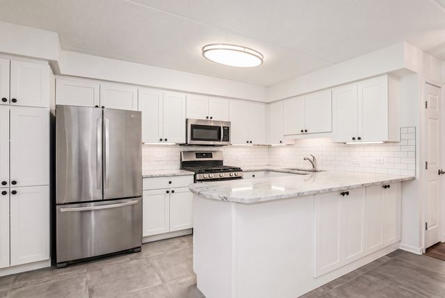 710 Creekside Drive 302, Mount Prospect, IL 60056