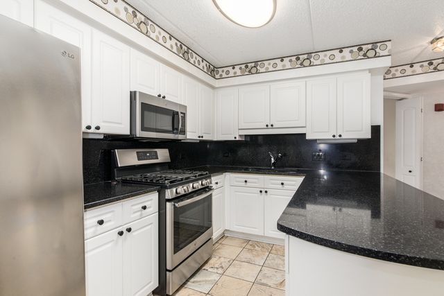 710 Creekside Drive 302, Mount Prospect, IL 60056