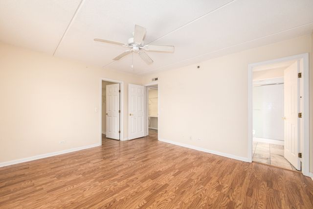 710 Creekside Drive 302, Mount Prospect, IL 60056