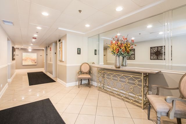 710 Creekside Drive 302, Mount Prospect, IL 60056