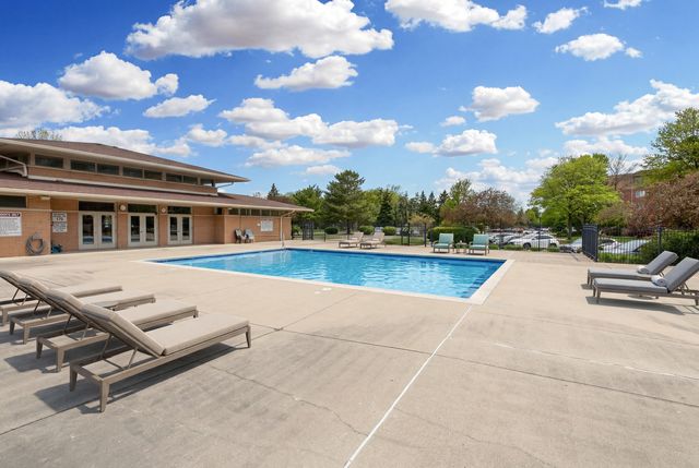 710 Creekside Drive 302, Mount Prospect, IL 60056
