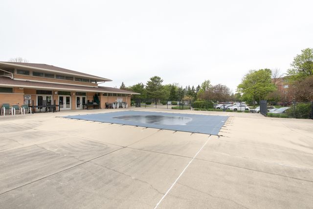 710 Creekside Drive 302, Mount Prospect, IL 60056