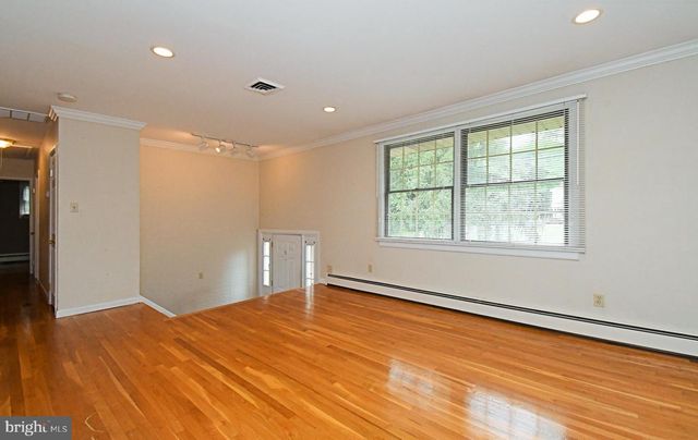 2390 LENHART RD, Colmar, PA 18915