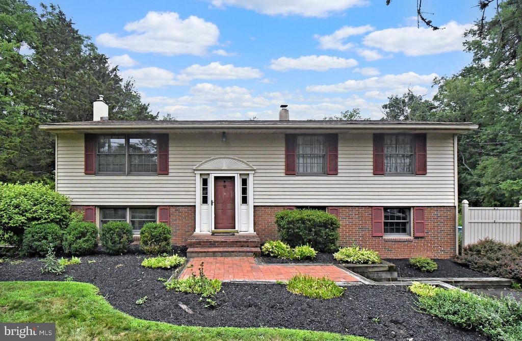 2390 LENHART RD, Colmar, PA 18915
