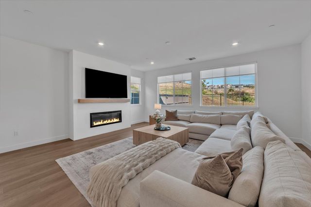 3225 Roslyn Ct, Folsom, CA 95630