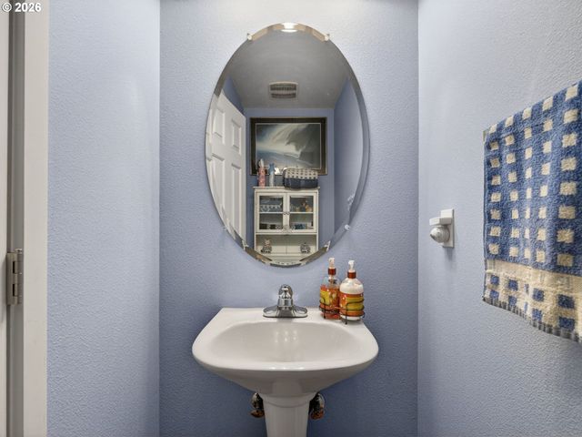 10813 Sw CANTERBURY Ln 104, Tigard, OR 97224