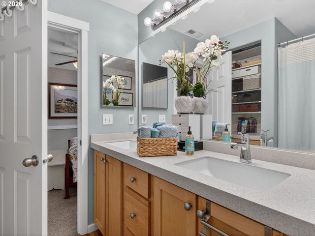 10813 Sw CANTERBURY Ln 104, Tigard, OR 97224