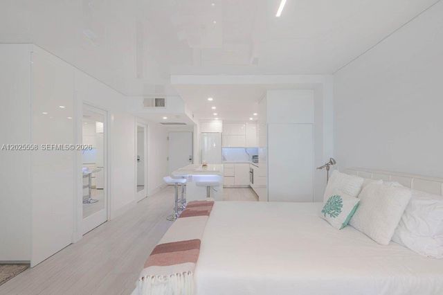 2301 Collins Avenue 811, Miami Beach, FL 33139
