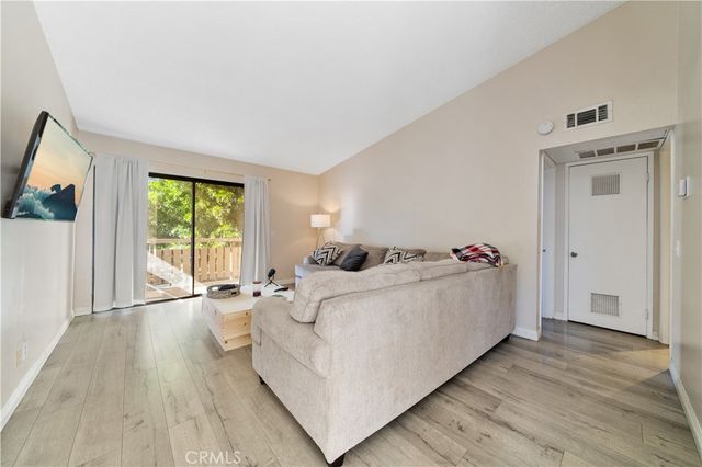 1150 S Meadow 6, Colton, CA 92324