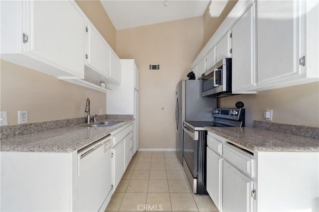 1150 S Meadow 6, Colton, CA 92324