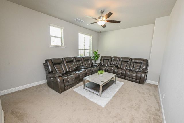 2833 N Armstrong Avenue, Fresno, CA 93727