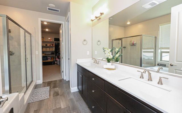 2833 N Armstrong Avenue, Fresno, CA 93727