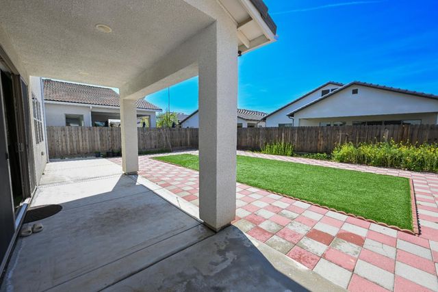 2833 N Armstrong Avenue, Fresno, CA 93727