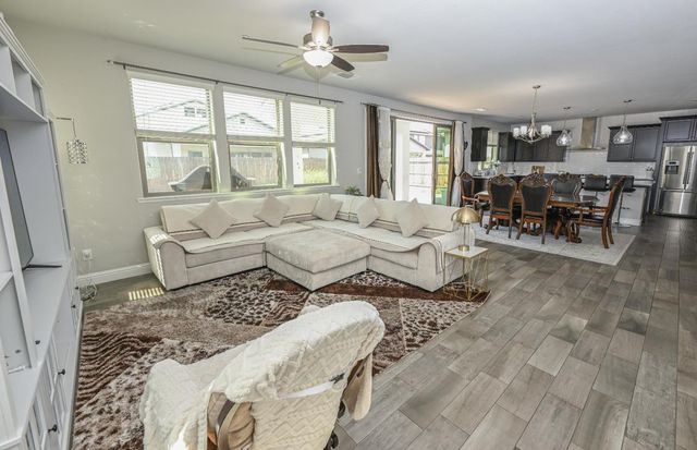 2833 N Armstrong Avenue, Fresno, CA 93727