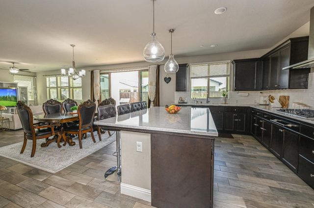 2833 N Armstrong Avenue, Fresno, CA 93727