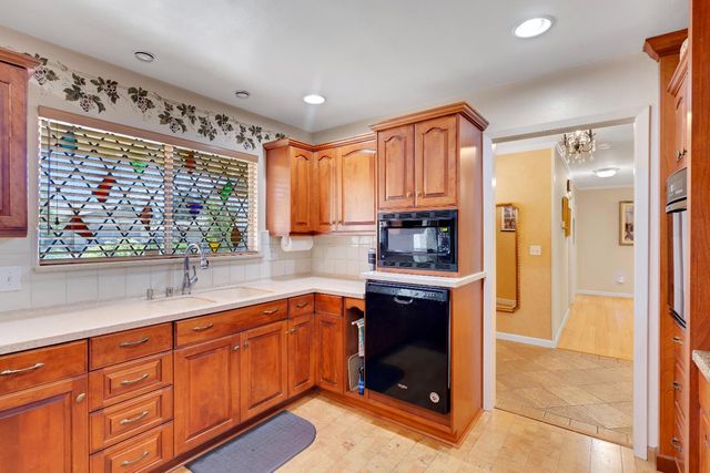 8117 Shangrila Dr, Fair Oaks, CA 95628
