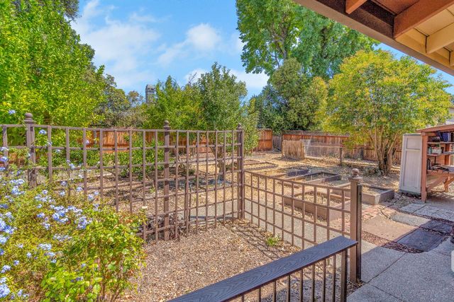 8117 Shangrila Dr, Fair Oaks, CA 95628