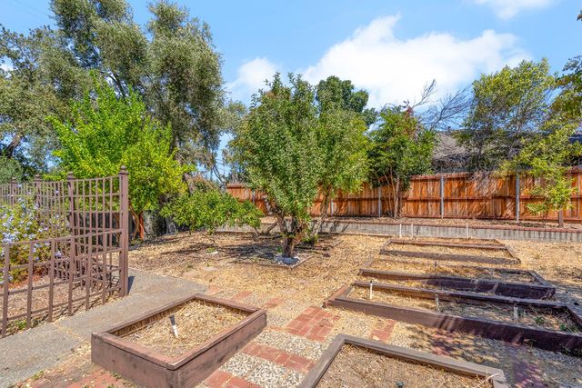 8117 Shangrila Dr, Fair Oaks, CA 95628