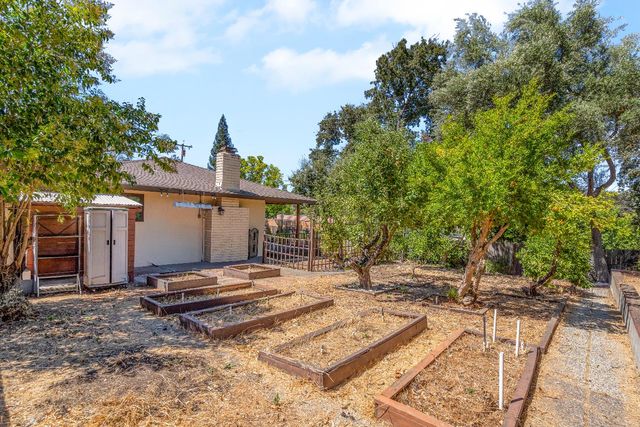 8117 Shangrila Dr, Fair Oaks, CA 95628