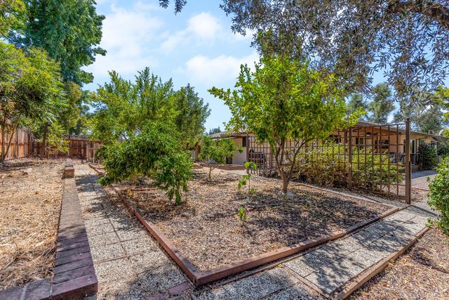 8117 Shangrila Dr, Fair Oaks, CA 95628