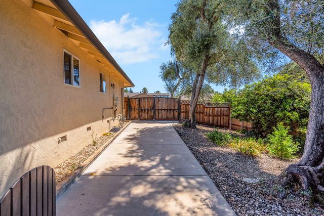 8117 Shangrila Dr, Fair Oaks, CA 95628