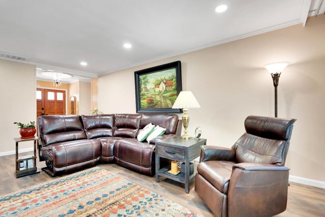 8117 Shangrila Dr, Fair Oaks, CA 95628