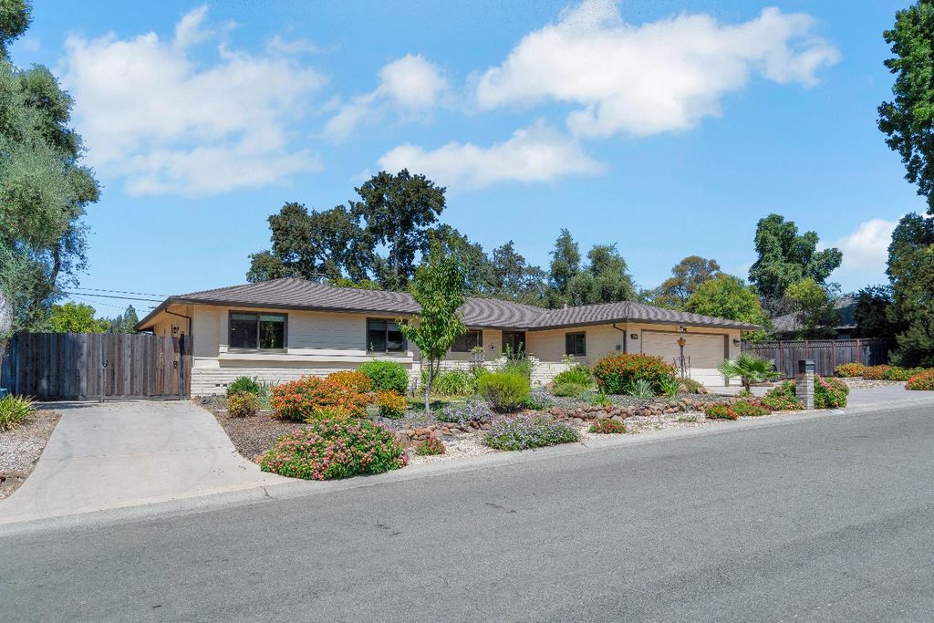 8117 Shangrila Dr, Fair Oaks, CA 95628