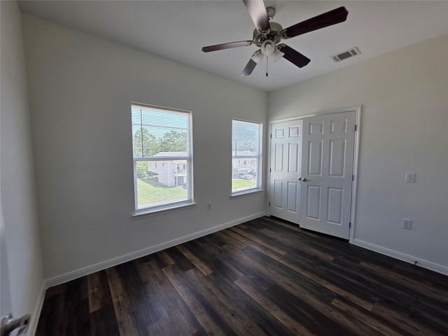 6114 Lacey Oak Drive, Hitchcock, TX 77563