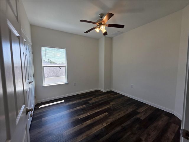 6114 Lacey Oak Drive, Hitchcock, TX 77563